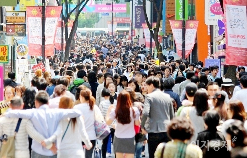 중앙재난안전대책본부가 코로나19 확산 방지를 위한 새로운 사회적 거리두기 4단계를 내달부터 적용하는 가운데, 거리두기가 수도권 2단계, 이외 지역 1단계로 각각 결정했다. 코로나19 이전 서울 명동. 사진=정수남 기자