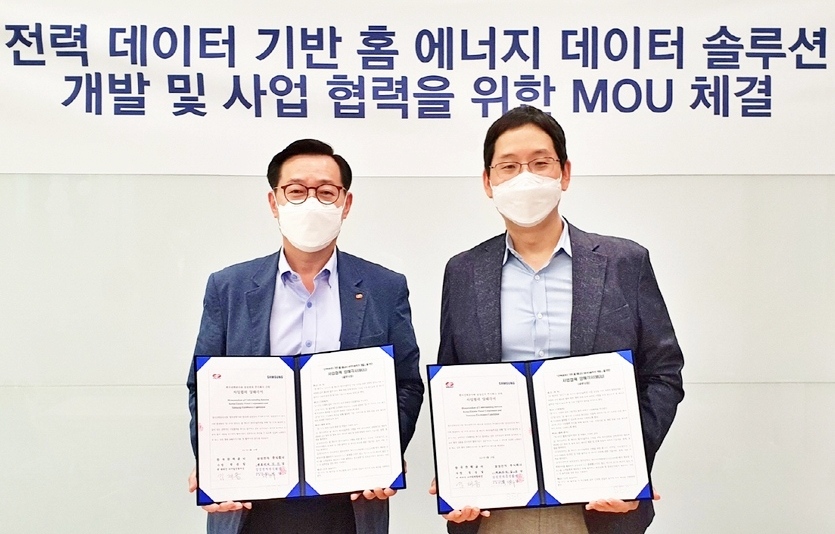 (왼쪽부터) 김태용 한국전력 디지털변환처장과 박찬우 삼성전자 생활가전사업부 상무가 업무협약을 맺고 기념사진을 찍고 있다. 사진=심성전자