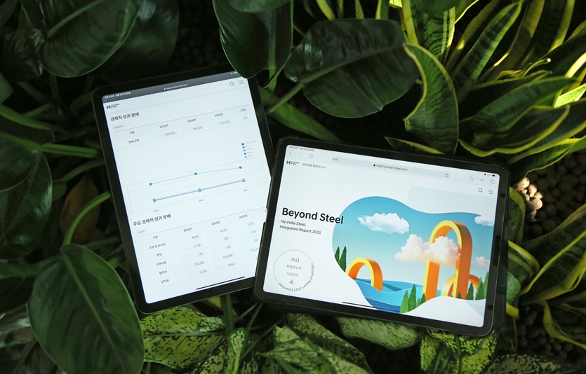 현대제철이 지속가능경영 의지를 담은 통합보고서 ‘2021 비욘드 스틸(Beyond Steel)’을 발행했다. 사진=현대제철