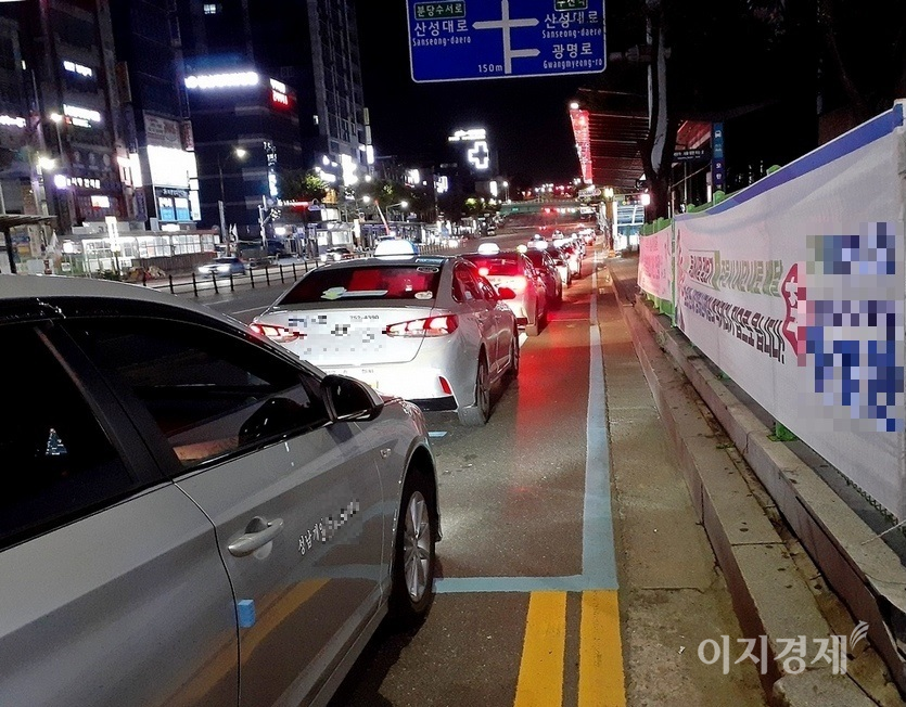 이번 택시발전법 가결로 택시업계의 숨통이 다소 트일 전망이다. 코로나19로 유흥업소의 심야영업이 사라지자, 현재 심야시간에 택시 승객이 거의 없다. 성남시 대표적 유흥가인 서울지하철 8호선 모란역 인근 도로에 새벽시간 택시가 길게 줄지어 서 있다. 사진=이지경제