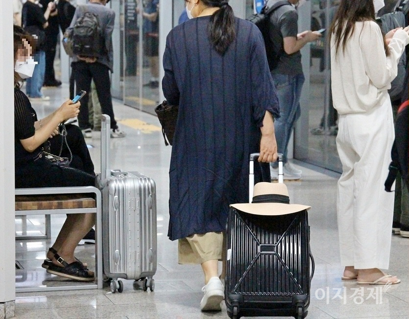 친구로 보이는 두명의 30대 여성이 30일 아침 해외 여행을 가기 위해 서울 지하철9호선 석촌역에서 김포공항행 열차를 기다리고 있다. 사진=정수남 기자