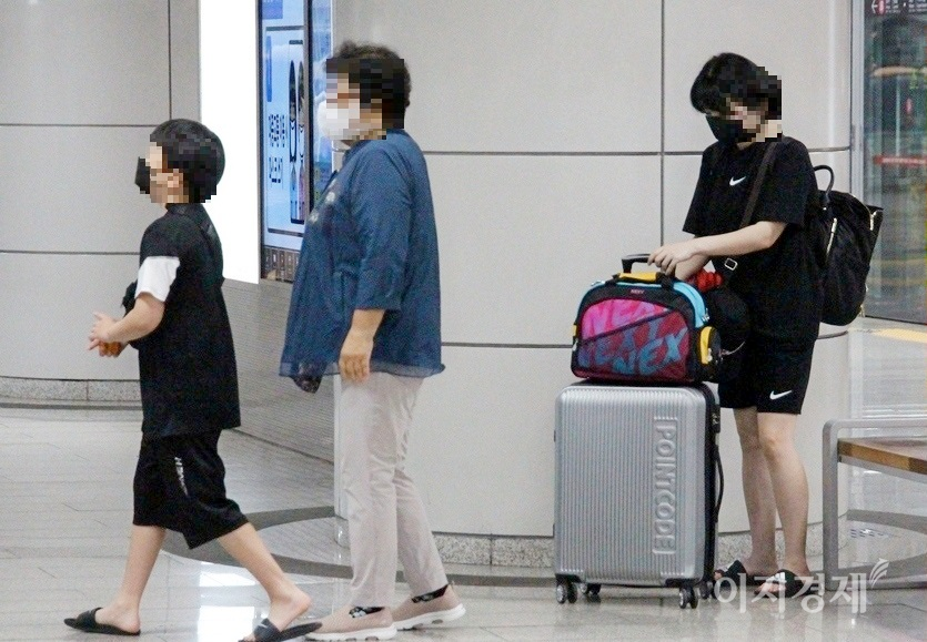 가족으로 보이는 세명이 같은 날 아침 해외 여행을 가기 위해 서울 지하철9호선 석촌역에서 김포공항행 열차를 기다리고 있다. 사진=정수남 기자