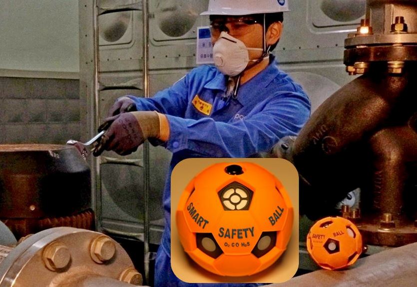 포스코 직원이 자사가 개발한 스마트 세이프티 볼을 작업 현장에 부착하고, 실시간으로 유해가스를 측정하며 작업하고 있다. 사진=포스코