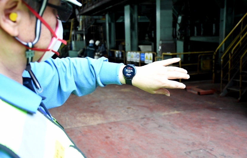 포스코는 현장 사고시 골든타임을 확보하는 게 생명구조에 막대한 영향을 미치는 점을 고려해 스마트 시계를 지난해부터 제철소와 협력사 현장 직원에게 일괄 지급했다. 사진=포스코