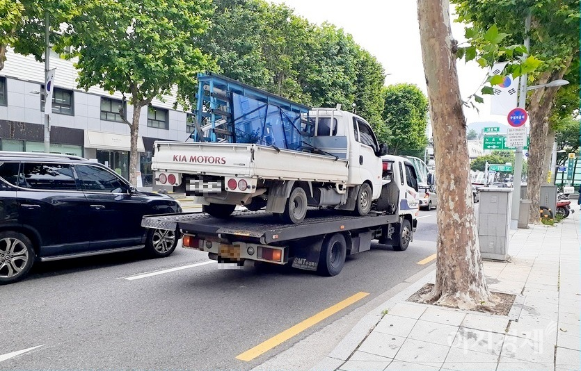 이 운전자는 20여분간 수신호를 했으며, 견인차가 와서 2차 사고 없이 도로를 탈출했다. 사진=정수남 기자