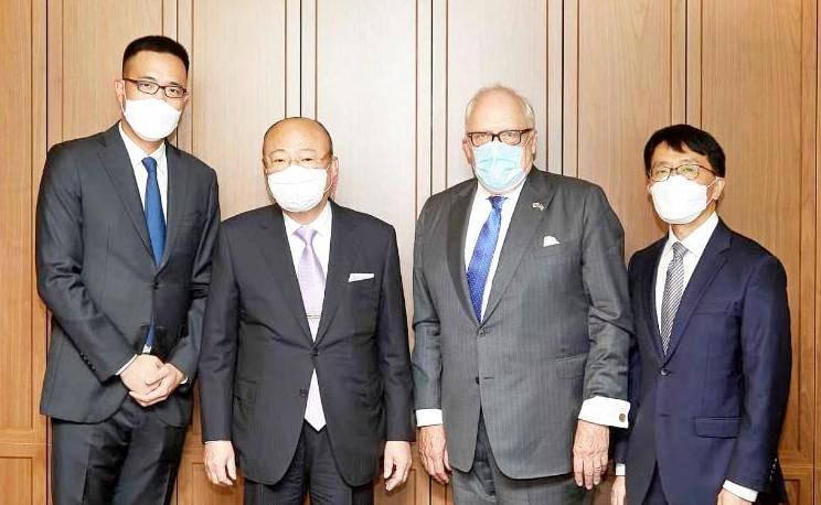 (왼쪽 두번째부터)김승연 회장과  퓰너 헤리티지재단 아시아연구센터 회장이 기념사진을 찍고 있다. 사진=한화