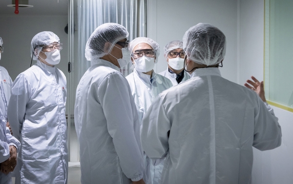 권준욱 국립보건연구원 원장(가운데)이 한미약품그룹 관계자들과 함께 한미가 축적한 mRNA 원료 생산 공정에 관한 현장 검증을 진행하고 있는 모습. 사진=한미약품