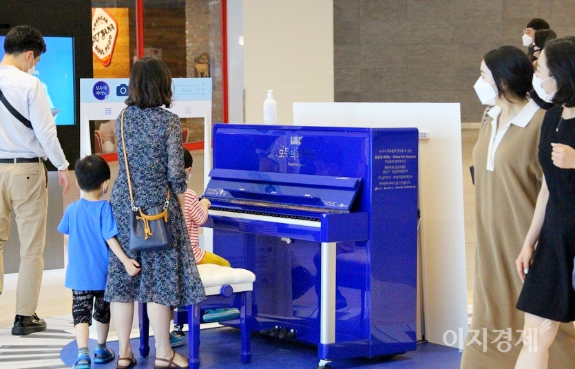 피아노에 서툰 쌍둥이 아이들도 피아노를 치면서 코로나19에 지친 심신을 달랜다. 사진=정수남 기자