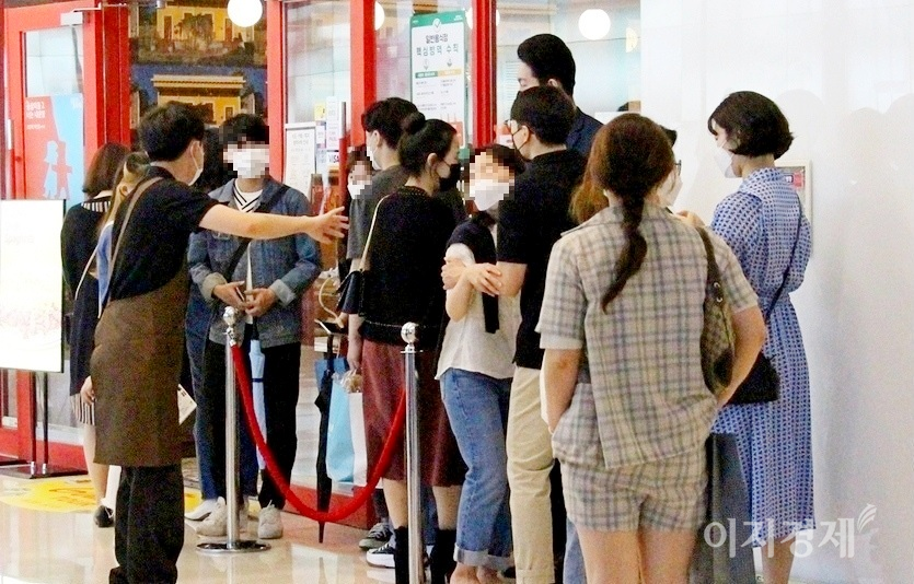 서울 있는 복합쇼핑몰에 입점한 한 식당 앞 최근 모습. 거리두기는 사라졌다. 사진=정수남 기자