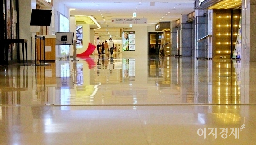 같은 쇼핑몰의 지난해 4월 모습. 1차 대확산기인 당시 쇼핑몰에는 사람이 거의 없다. 사진=정수남 기자