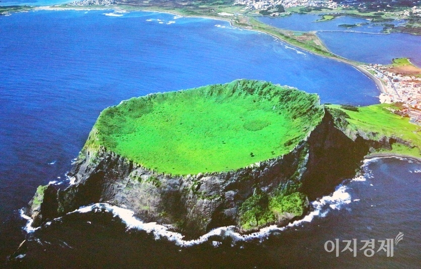 코로나19 창궐로 제주는 전국 평균 GDP 성장률 하락 폭의 2.5배에 달하는 GRDP 성장률 하락(9%) 충격을 받았다. 제주 성산 일출봉. 사진=정수남기자