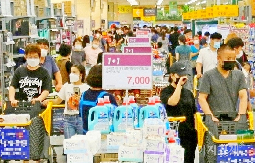 상생지원금은 대형마트 등을 통한 카드 사용액은 산정에서 빠진다. 한 대형마트 모습. 사진=선호균기자