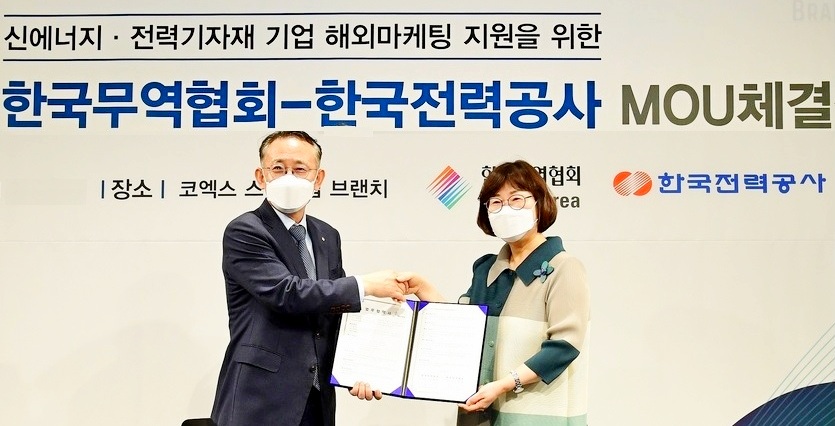 (오른쪽부터)이경숙 한전 상생발전본부장과 신승관 무역협회 상무이사가 협약 체결 후 기념사진을 찍고 있다. 사진=한전