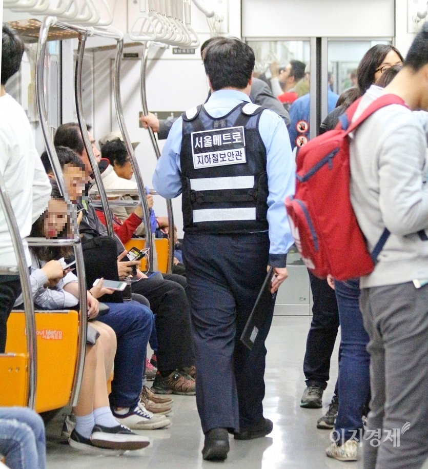 평소 서울지하철공사 지하철보완관이 전동차를 돌면서 불법 상행위 등을 단속하고 있다. 사진=정수남 기자