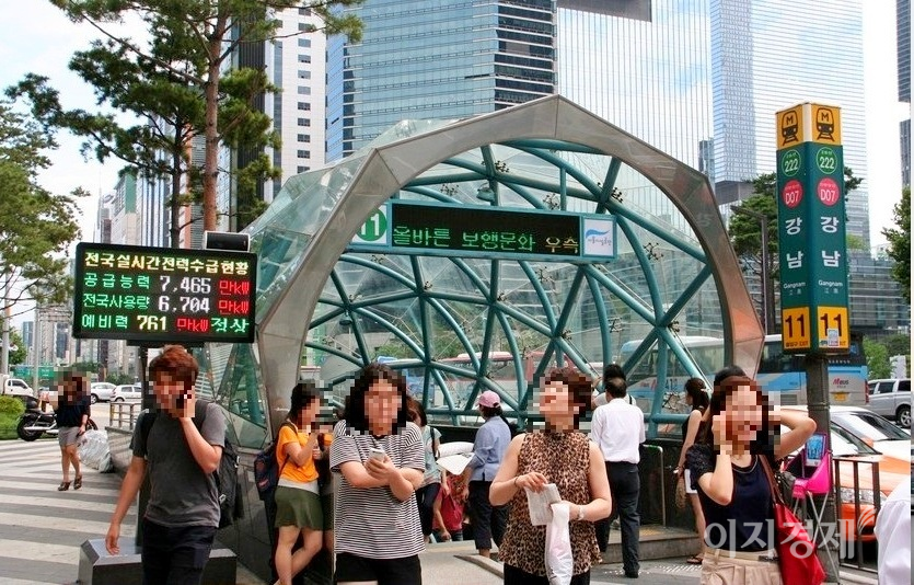 정부는 2011년 9월 15일 순환정전 이후 전국 주요 지역에 실시간 전력 상황판을 설치하고, 전기 절약을 유도했다. 당시 서울지하철 2호선 강남역에 설치된 전력 상황판. 사진=정수남 기자