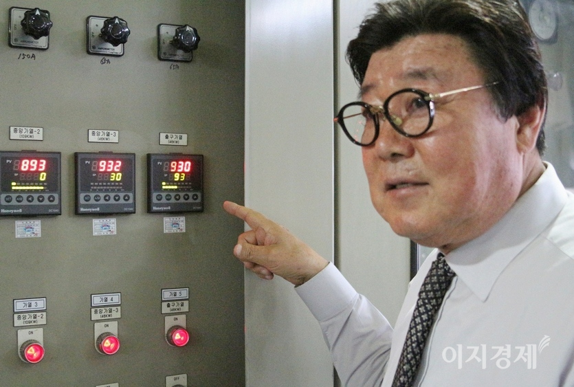 삼흥열처리 주보원 회장이 자사의 스마트 전력관리 시스템을 설명하고 있다. 사진=정수남 기자