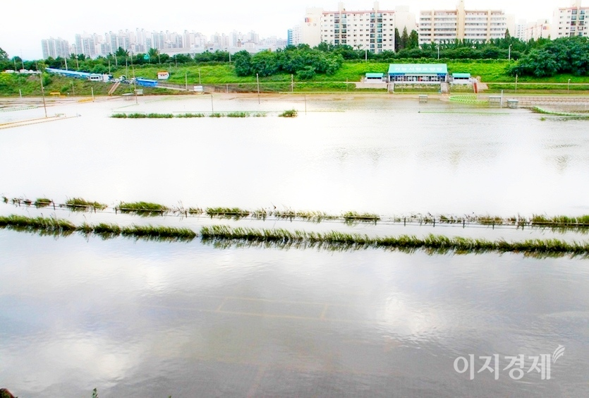 4일 전국에 많은 비를 뿌린 장마전선이 6일 북상해 전국에 또 많은 비를 뿌린다. 2013년 7월 장마로 탄천(사진 아래)이 범람해 서울 강남운전면허시험장(사진 위쪽)이 물에 잠겼다. 사진=이지경제