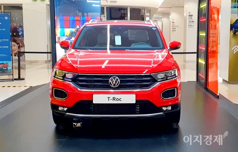 폭스바겐이 올초 선보인 SUV 티록은 6월 수입차 판매 1위에 오르면서, 종전 수입 SUV 판매 1위인 자사의 티구안을 이을 전망이다. 사진=정수남 기자