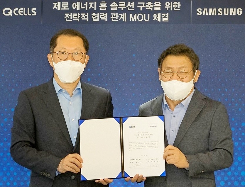 (왼쪽부터)김희철 한화큐셀 사장과 이재승 삼성전자 생활가전사업부장이 협약 체결 후 기념 사진을 찍고 있다. 사진=삼성전자