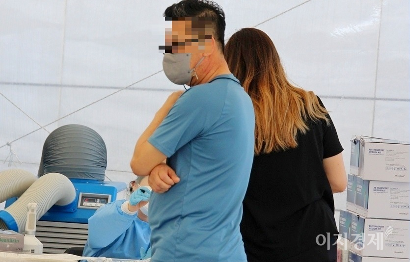 한 40대 부부가 서울지하철 2호선 삼성역 인근에 설치된 강남구선별검사소에서 코로나19 감염 여부를 검사받고 있다. 사진=이지경제