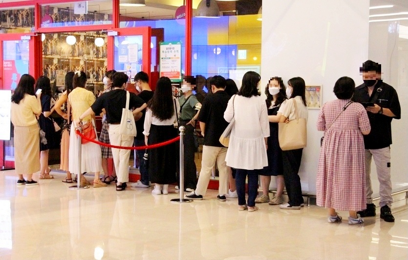 서울 강남에 있는 복합쇼핑몰에 입점한 한 식당 앞. 대기 중인 고객들한테서 거리두기는 찾아볼 수 없다. 5월까지만 해도 이 식당 종업원이 고객들에게 거리두기를 요구했다. 사진=선호균 기자