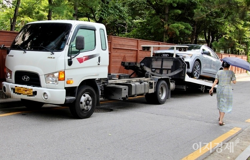 현대차 카캐리어가 서울 서초구 방배로에서 아우디의 스포츠유틸리타차량 Q8을 실고 있다. 사진=정수남 기자