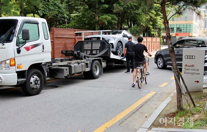 마침 서비스센터에서 나오는 아우디 Q7로 도로가 꽉찼다. Q7이 빠질 때까지 자전거를 타고 가는 시민이 한참을 기다렸다. 사진=정수남 기자