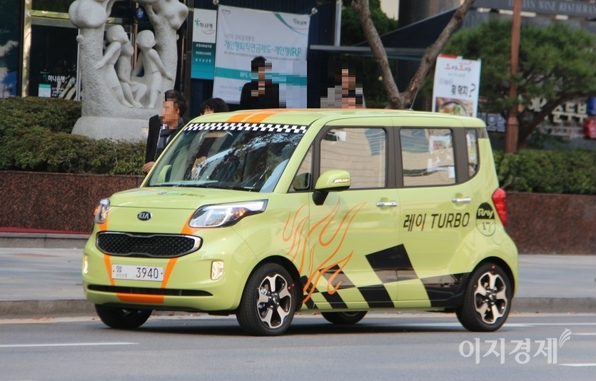 묻지마 범죄를 다룬 ‘미드나이트’에서 주인공 경미는 기아차 레이를 탄다. 사진=정수남 기자
