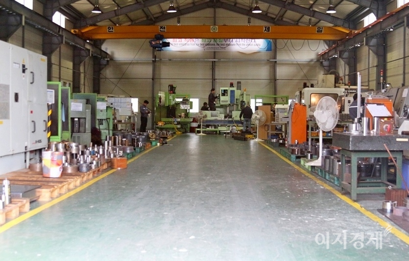 산업연구원이 정부에 제조업 중심의 일자리 창출을 주문했다. 경남 창원시 고려정밀 모습. 사진=정수남 기자
