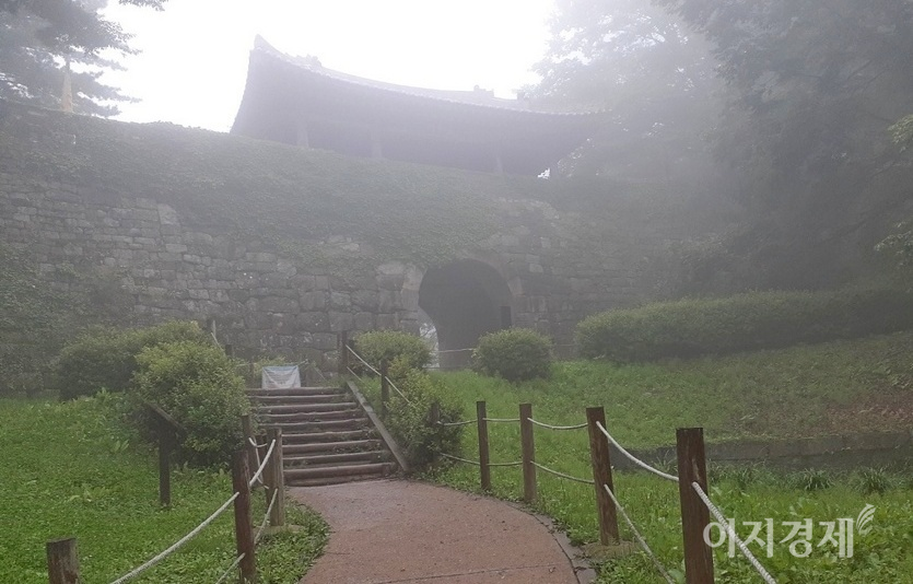 경기도립공원인 남한산성. 11일 아침 남문 일대에 비가 오락가락 하면서 물방울이 공기중에 떠 있다. 사진=이지경제