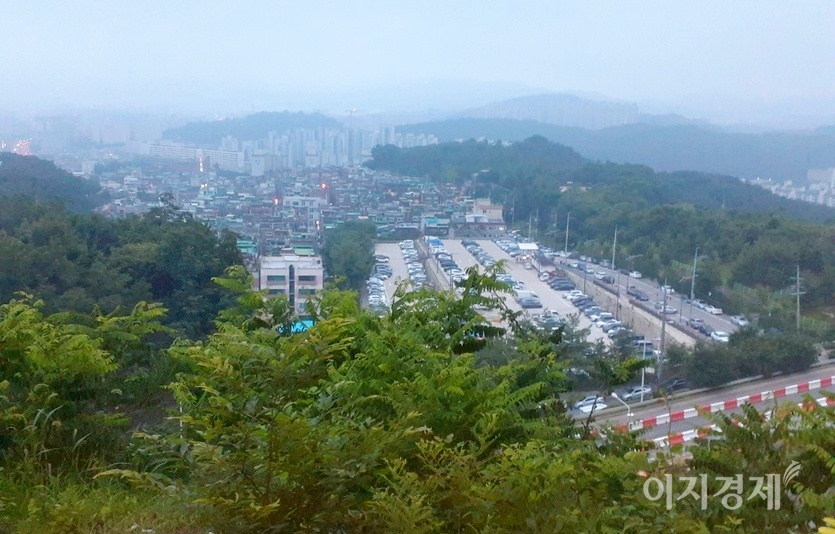 아침 6시경 경기도 성남시 중원구 일대다. 비는 오지 않고 구름만 끼었다. 사진=정수남 기자