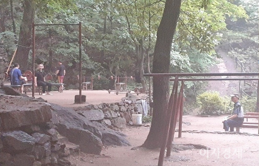 경기도 남한산성도립공원 성남시 구역에 있는 운동 시설에서 인근에 거주하는 노인들이 마스크를 착용하지 않은 채 운동 중 대화하고 있다. 사진=선호균 기자