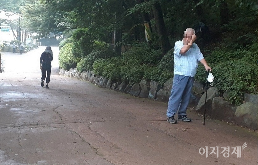 이날 아침 남한산성도립공원을 이용한 주민 10명 중 4명은 마스크를 하지 않았다. 한 노인이 마스크를 하지 않은 채 다리쉼을 하고 있다. 뒤따르는 노여성 역시 마스크를 하지 않았다. 사진=선호균 기자