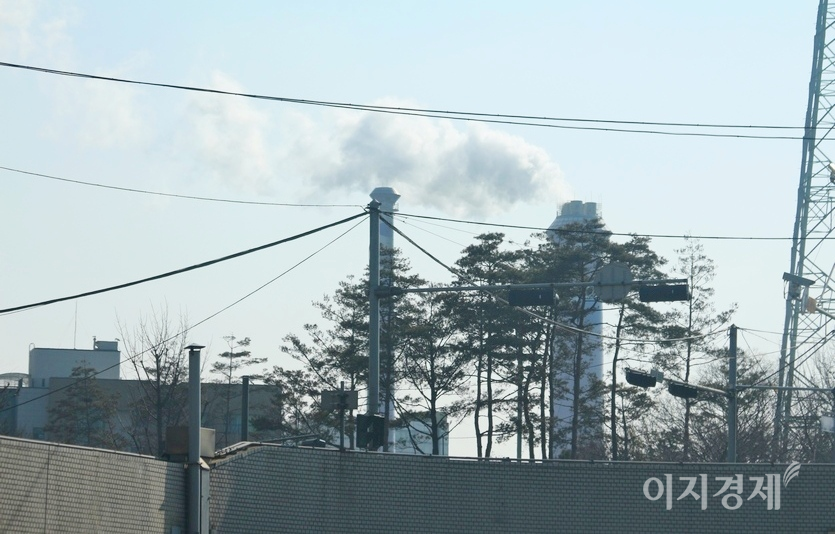 올초 서울 중랑구 한 아파트단지에서 잡은 모습이다. 지역난방공사가 난방을 위해 불을 때면서 연기가 하늘로 치솟고 있다. 온실가스인 이산화탄소는 지구온난화의 주범으로 최근 이상기루의 원인이다. 사진=정수남 기자