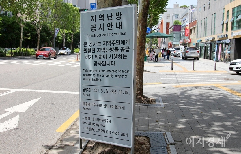 아울러 지역난방공사가 서울 서초구 방배로에서 지역 난방을 위한 공사(도로 중앙)를 진행한다. 공사 안내판을 플라타너스 가로수에 굵은 철사로 동여맸다. 여름은 나무의 성장이 급격하게 이뤄지고, 나무도 고통을 느낀다. 사진=정수남 기자