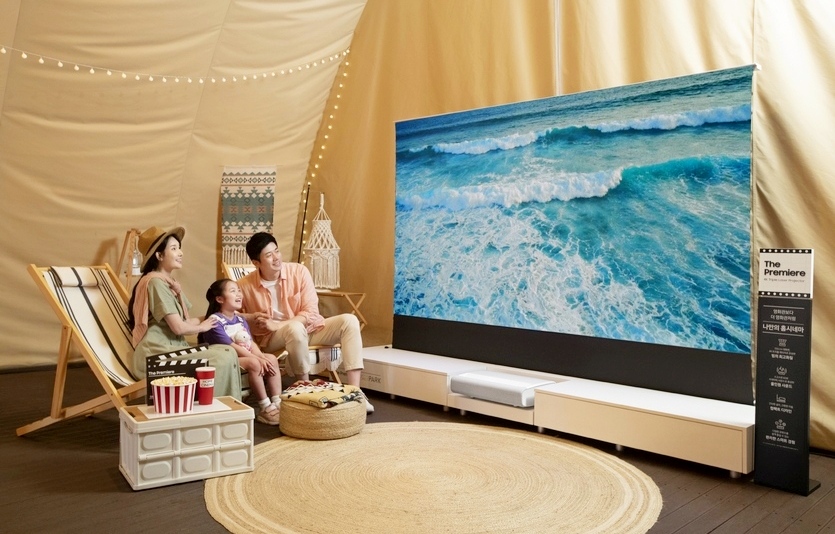 삼성전자는 그랜드 워커힐 서울호텔에 ‘포레스트 시네마’ 체험 시설을 마련했다. 투숙객은 130형의 초대형 화면과 4K 고화질로 영화 등을 감상할 수 있다. 사진=삼성전자