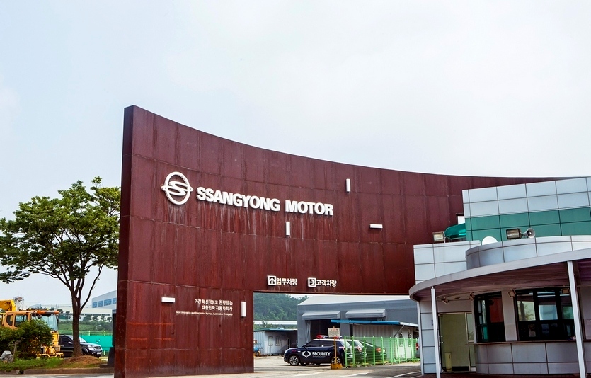 쌍용차 기술직은 2개조, 사무직은 3개조로 각각 나눠 매달 1개조가 무급휴업에 들어간다. 쌍용차 평택공장 정문. 사진=쌍용차