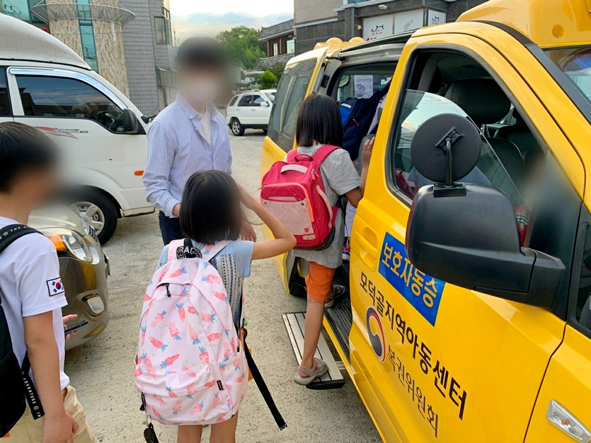 복권기금이 상반기 경남 지역 84개 시설과 기관의 어린이 통학버스의 안전을 제고하기 위해 차량 개조작업을 진행했다. 개조 작업을 마친 통학버스에 아이들이 오르고 있다. 사진=복권기금