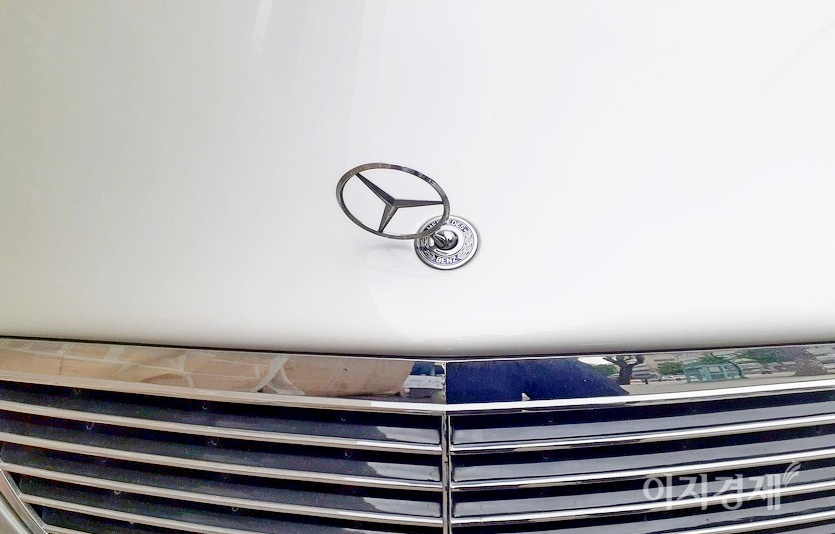 수입차 트렌드가 돌고돌기 떼문에 벤츠의 현재 상승세가 언제까지 지속되지 않을 것이라는 게 업계 분석이다. 벤츠의 삼각별 엠블럼이 기울어져 있다. 사진=정수남 기자