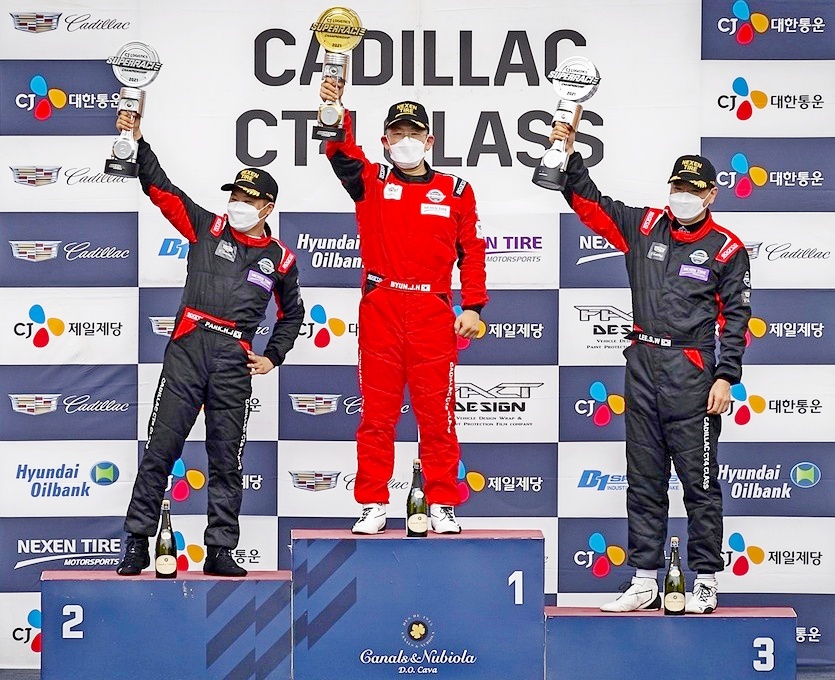 캐딜락 CT4 클래스의 2라운드 시상식에서 (왼쪽부터)2위 박현준 선수, 1위 변정호 선수, 3위 이석우 선수 등이 기념사진을 찍고 있다. 사진=캐딜락