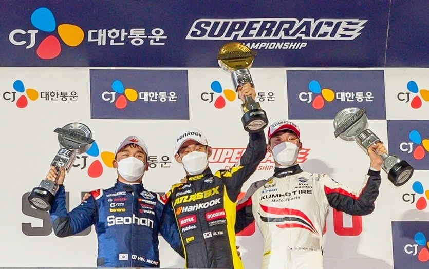 한국타이어가 후원한 아트라스비엑스 모터스포츠 김종겸(가운데) 선수가 우승을 차지했다. 사진=한국타이어