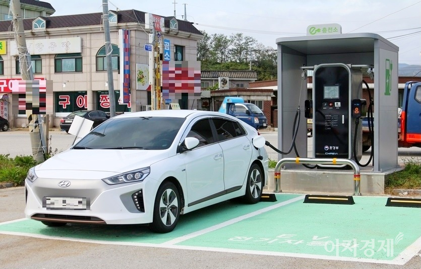 한전이 층전기에 기본요금을 부과할 방침이라, 중소 충전업체의 줄도산이 우려된다. 전부 부안 곰소에 있는 일반충전소. 사진= 정수남 기자
