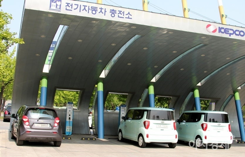 앞으로 EV 충전에 대한 할인 혜택이 사라지면, EV 보급도 영햘을 받을 전망이다. 한전이 설치한 EV충전소. 사진= 정수남 기자