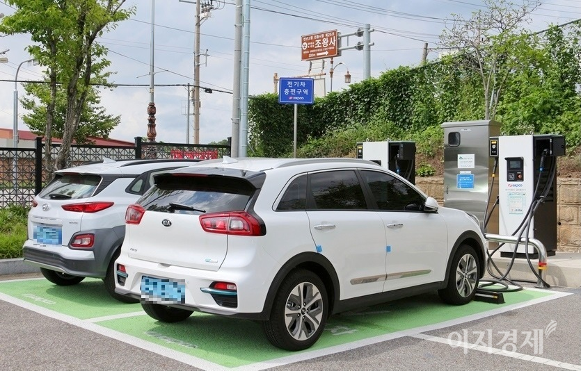 EV 운전자는 상대적으로 저렴한 심야 전력을 이용한 충전 습관이 필요하다. 부여국립박물관 주차장에 설치된 충전소, 사진= 정수남 기자