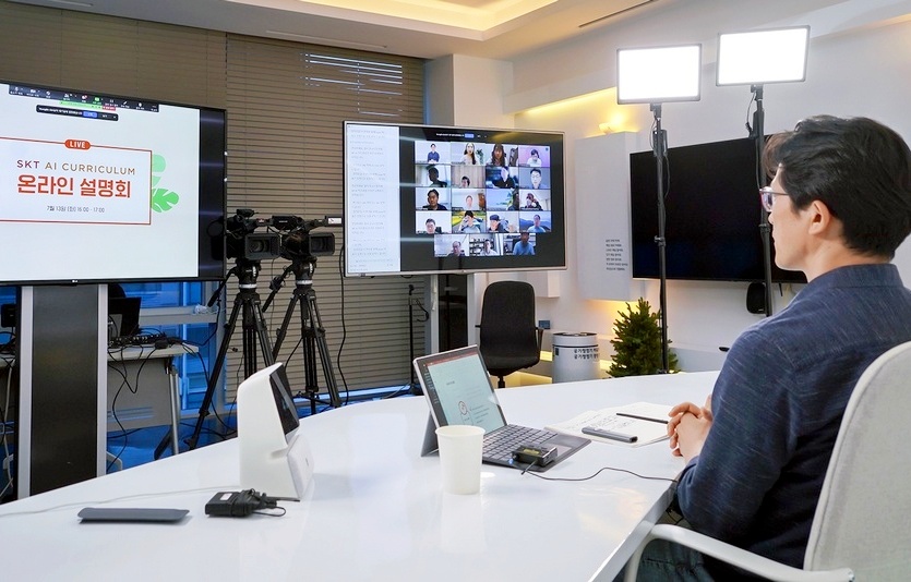 SK텔레콤 정영배 역량혁신팀장이 온라인 설명회을 통해 100여명의 대학교 교수에게 ‘SKT AI 커리큘럼’을 소개하고 있다. 사진=SK텔레콤