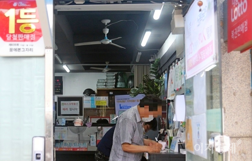 A 씨는 복권판매점에서 로또복권을 사면서 연금복권도 함께 구매했다. 한 60대 남성이 복권판매점에서 로또복권 등을 구매하고 있다. 사진=선호균 기자