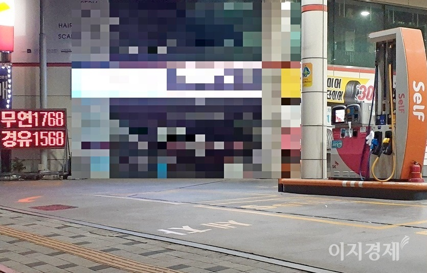 위 셀프주유소가 이번 주중 유가 변동분을 판매 가격에 반영했다. 휘발유와 경유가 모두 ℓ 당 20원이 올랐다. 사진=정수남 기자