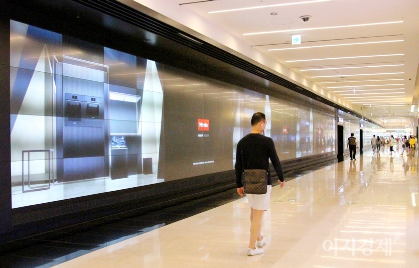 코엑스의 명물인 미디어 윌(100m 이상의 LCD 홍보판) 앞이 한산하다. 이곳은 코엑스 몰의 중심가로 별마당도서관과 함께 사람들이 몰리는 곳이다. 사진=정수남 기자