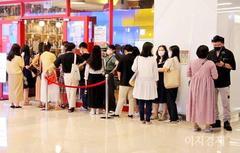 미디어 윌 앞에 있는 식당. 2030 세대가 자주 찾는다. (위부터)지난주 토요일 점심시간 모습과 5일 연속 1000명 이상 확진자가 발생한 10일 점심 시간 모습. 사진=정수남 기자