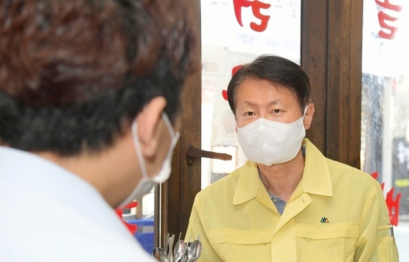 김강립 식약처장이 서울의 한 대학가 식당에서 점주와 방역수칙 이행 등에 이야기 하고 있다. 사진=식약처